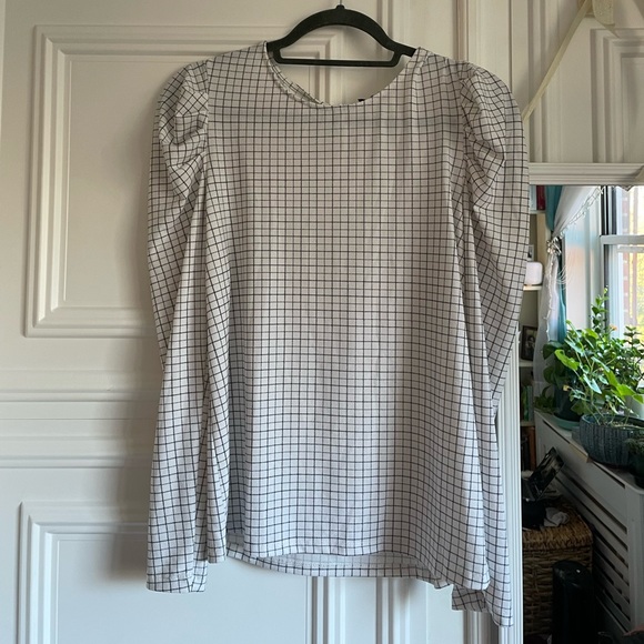 Small black and white long sleeved shirt - Picture 1 of 1